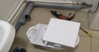 Установка напольного унитаза в Пугачеве: монтаж под ключ от СантехДомПгч от 5287 рублей.